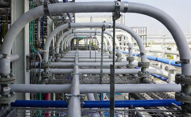 HDPE tubing installation for industrial fluid handling in a semiconductor fab, routing 2000 ppm HF waste across rooftops and cable trays at 6 bar operating pressure HDPE tubing installation for industrial fluid handling in a semiconductor fab, routing 2000 ppm HF waste across rooftops and cable trays at 6 bar operating pressure